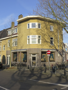 907570 Gezicht op het winkelhoekpand Jan van Scorelstraat 27-31 te Utrecht, met links de Prins Hendriklaan.N.B. ...
